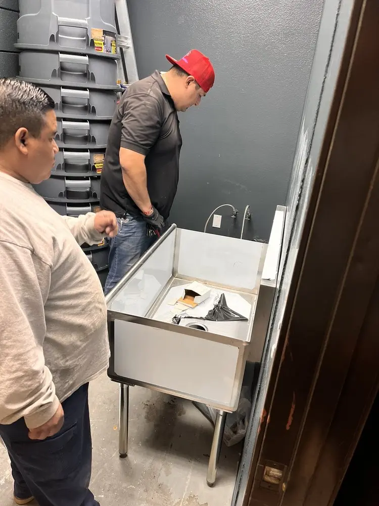 Commercial plumbing and sink installation in Colima